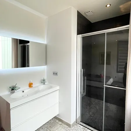 Boheme & Chic A 20' De Paris Apartment *